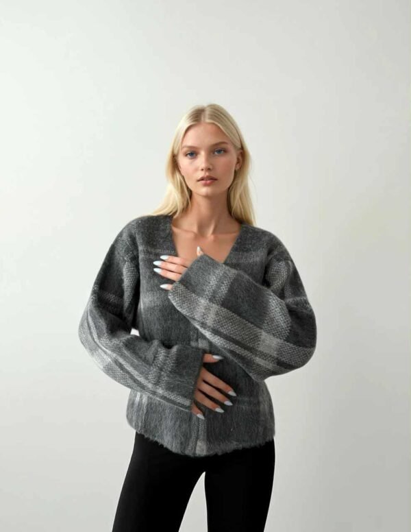 женски пуфкаст џемпер каро во антрацит темно сива боја