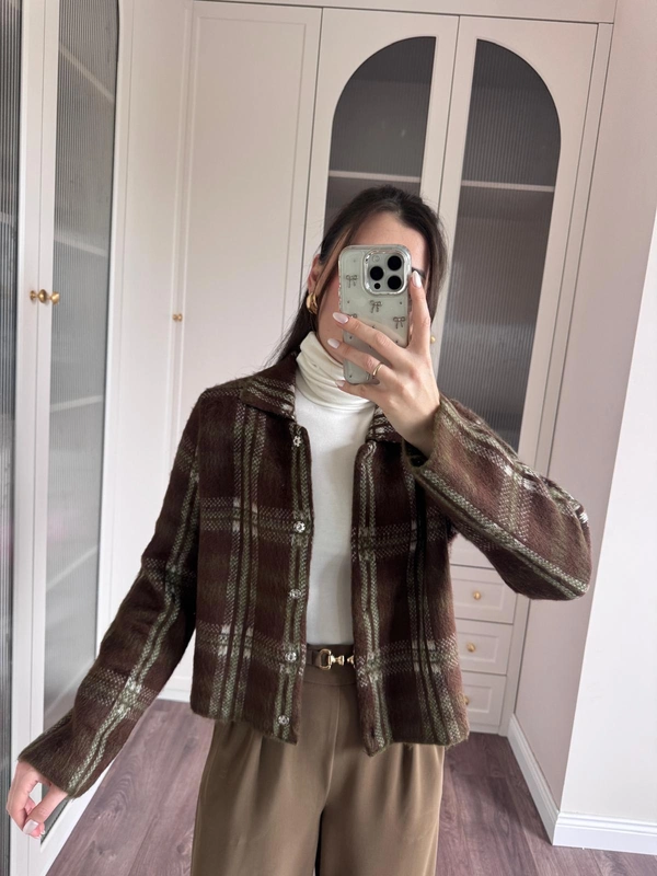женска каро јакна shacket во кафеава и зелена боја