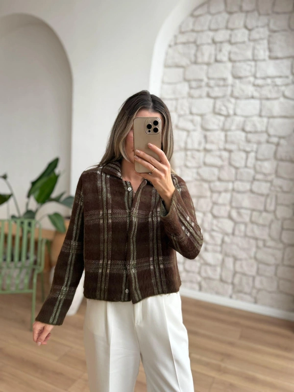 женска каро јакна shacket во кафеава и зелена боја