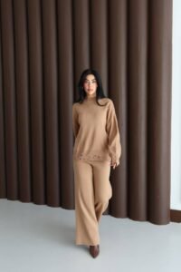 Женски карамел комплет со џемпер и панталони со опуштен крој, модерен и комфорно секојдневно носење