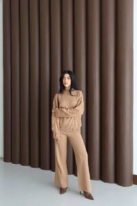 Комфорно женски сет во карамел нијанса, џемпер и панталони со опуштен крој за секојдневен стил