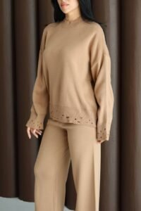 Женски карамел комплет џемпер и панталони, меки и удобни материјали за модерен и секојдневен изглед