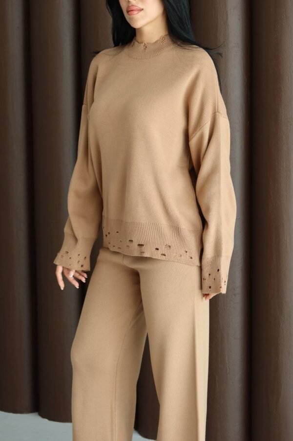 Женски карамел комплет џемпер и панталони, меки и удобни материјали за модерен и секојдневен изглед