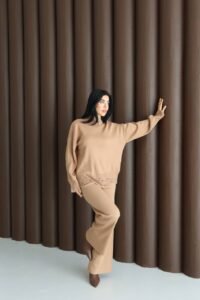 Стилски женски комплет џемпер и панталони во карамел боја, идеален за секојдневна облека и комфор