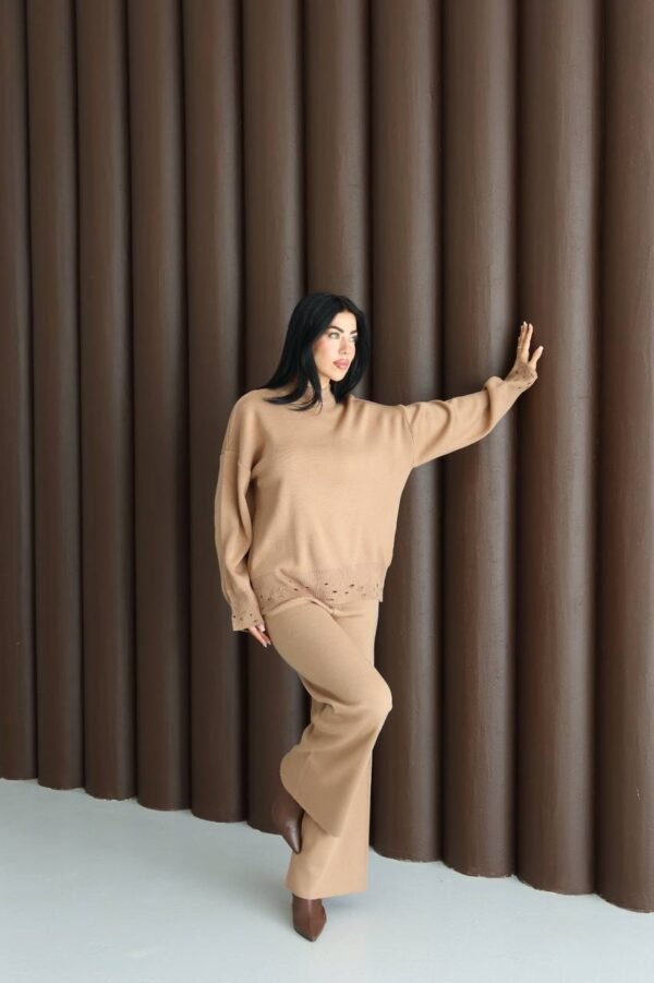 Стилски женски комплет џемпер и панталони во карамел боја, идеален за секојдневна облека и комфор
